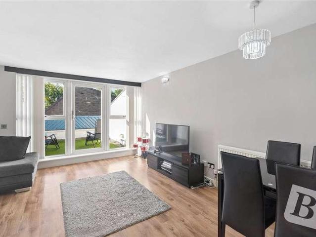 Flat for sale in Vange, Essex