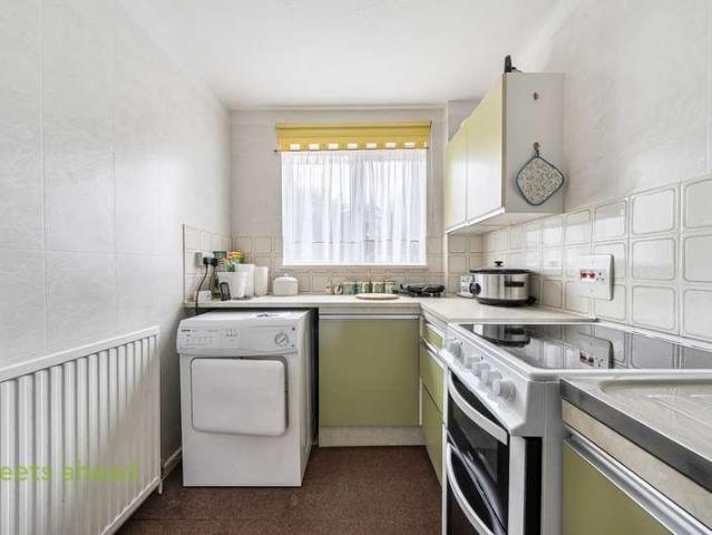 Flat for sale in Selsdon, Greater London