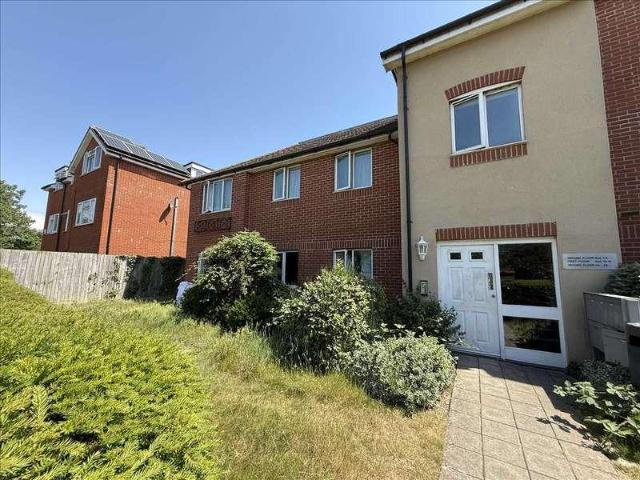 Flat for sale in West Bedfont, Lower Halliford