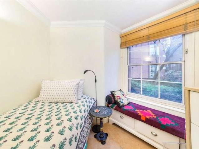 Flat for sale in Royal Borough of Kensington and Chelsea, Greater London