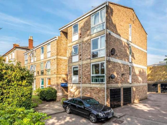 Flat for sale in Woodside Park, Greater London