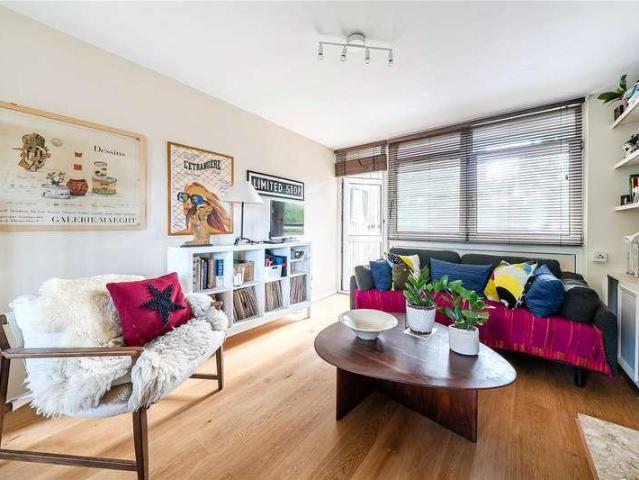 Flat for sale in Battersea, Greater London