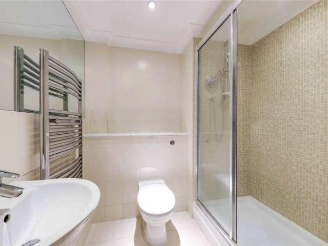 Flat for sale in Sindlesham, Wokingham