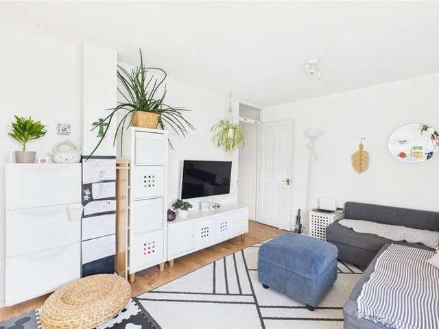 Flat for sale in North Bourne, Heol-las