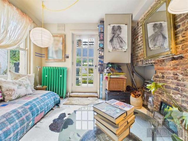 Flat for sale in Bohemia, Guestling Green