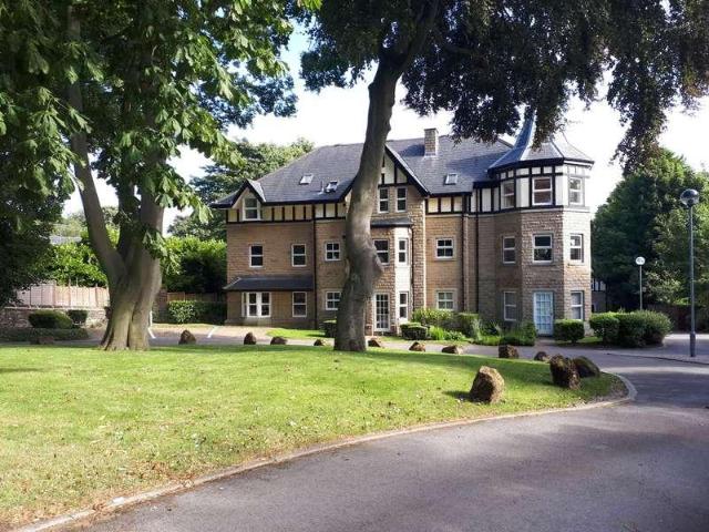 Flat for sale in Oakwood, West Yorkshire