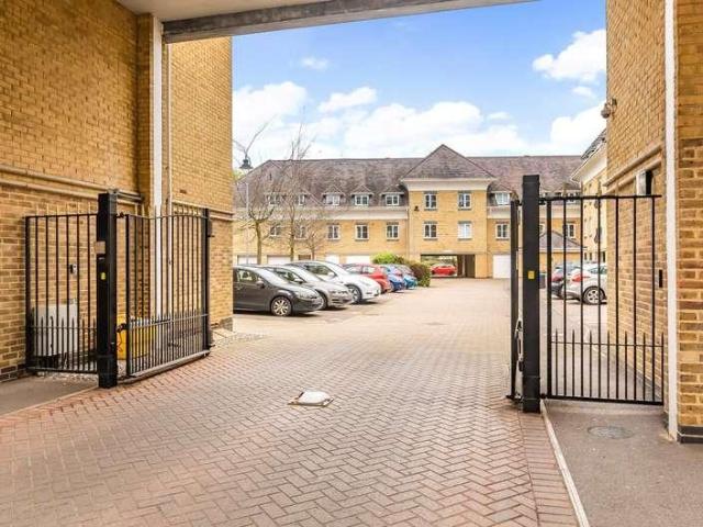 Flat for sale in Horsell, Woking
