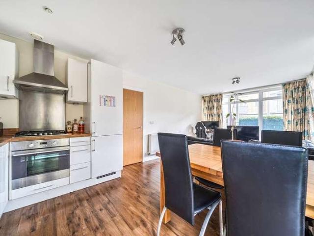 Flat for sale in Hampton Wick, Greater London