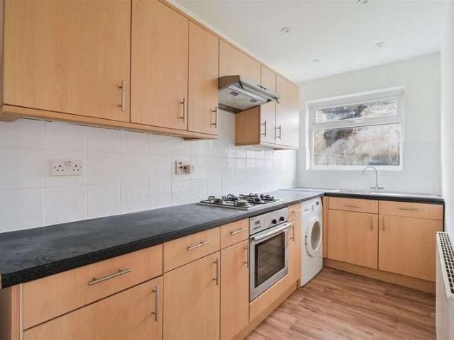 Flat for sale in London Borough of Merton, Collier's Wood