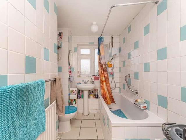 Flat for sale in Bowes, Greater London