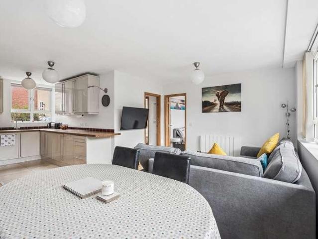 Flat for sale in Iver, Richings Park