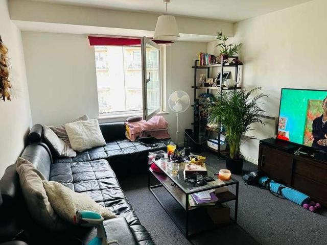 Flat for sale in London Borough of Hounslow, Feltham