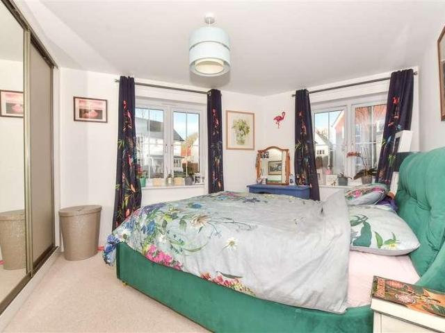Flat for sale in Fole, Surrey