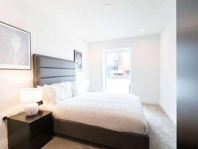 Flat for sale in London Borough of Ealing, Greater London