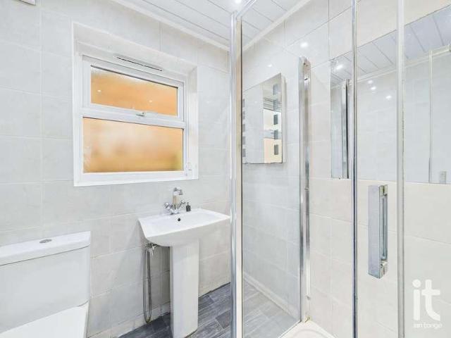 Flat for sale in Georgia, Greater Manchester