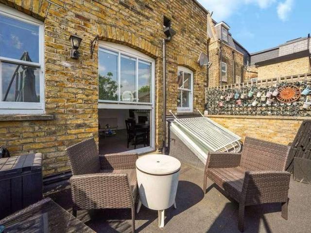 Flat for sale in Holloway, Greater London