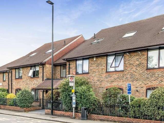 Flat for sale in London Borough of Hounslow, Greater London