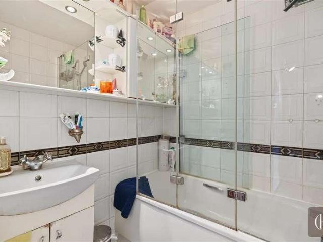 Flat for sale in Lot's Village, Greater London