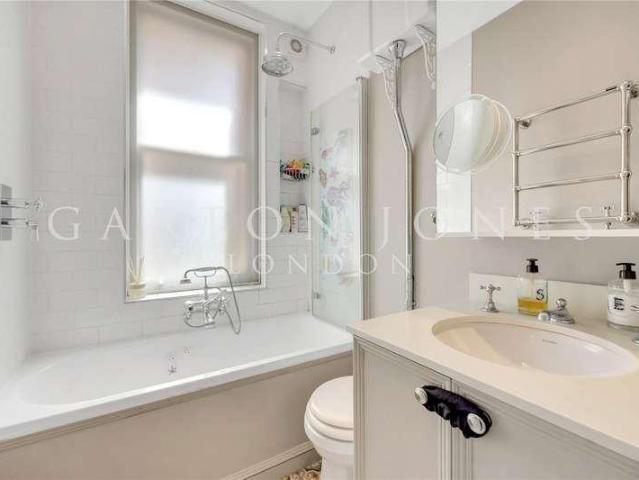 Flat for sale in Clapham Junction, Greater London