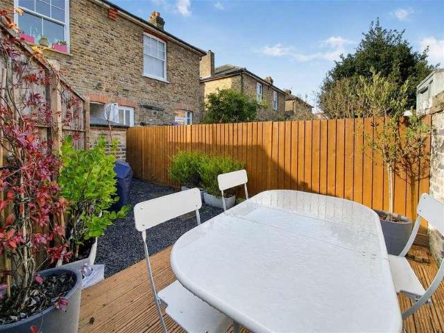 Flat for sale in London Borough of Merton, Raynes Park