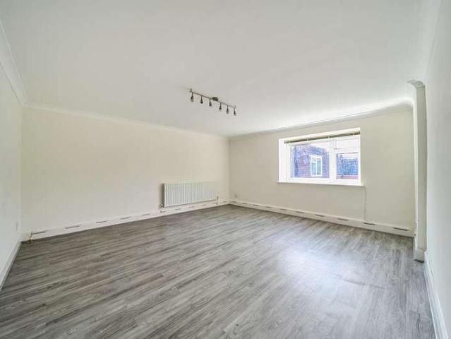 Flat for sale in Hatch End, Greater London