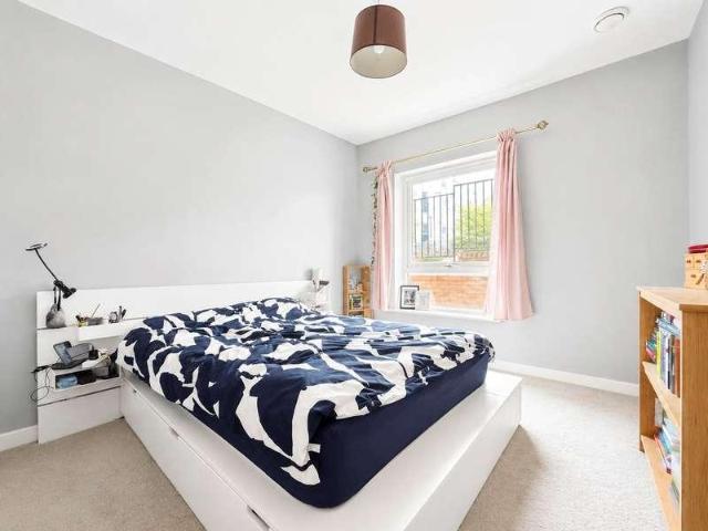 Flat for sale in Dee Park, Reading