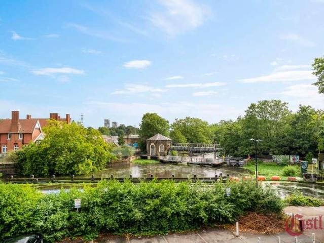 Flat for sale in Clapton, Greater London
