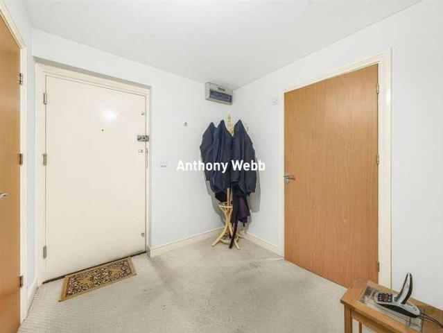 Flat for sale in Bowes, Greater London