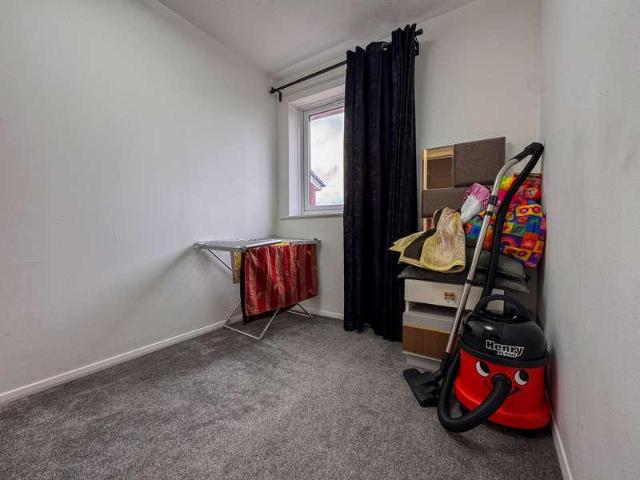 Flat for sale in London Borough of Ealing, Greater London