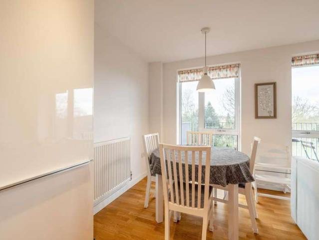 Flat for sale in Slough, Myrke