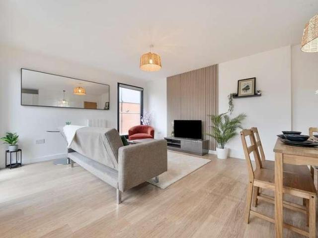 Flat for sale in Whetstone, Greater London