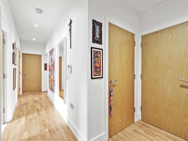 Flat for sale in Chigwell, Epping