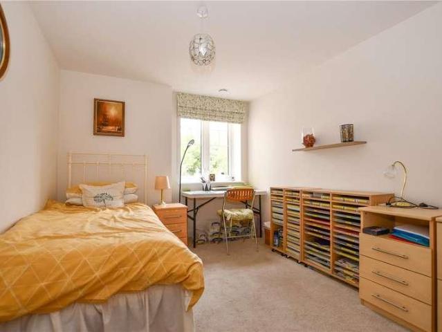 Flat for sale in Emmbrook, Wokingham