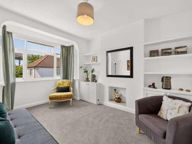 Flat for sale in London Borough of Merton, Merton Park
