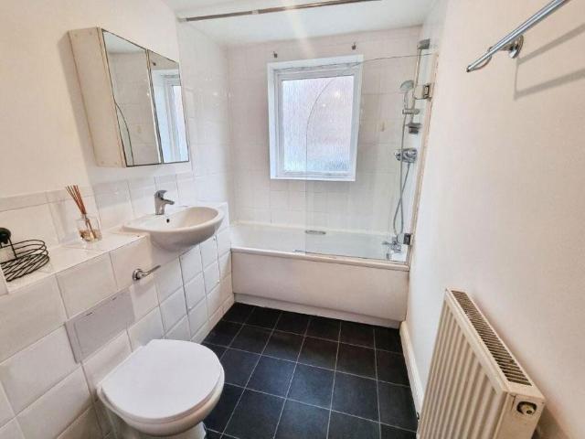 Flat for sale in Maidenhall, Key Street