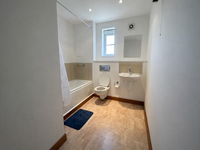 Flat for sale in Purfleet, Essex