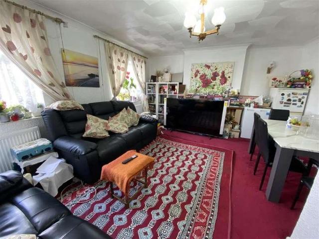 Flat for sale in South Hornchurch, Greater London