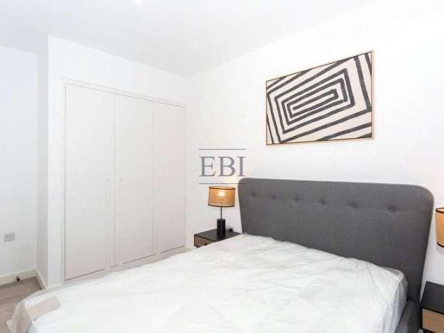 Flat for sale in Silvertown, Greater London