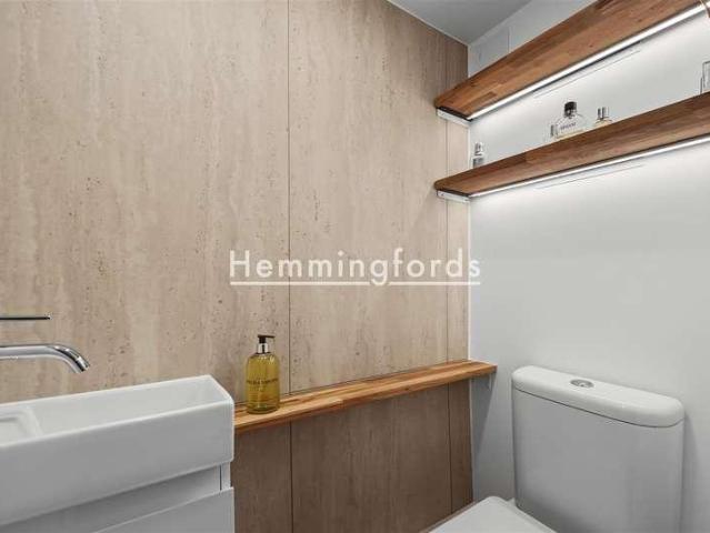 Flat for sale in Barnsbury, Greater London