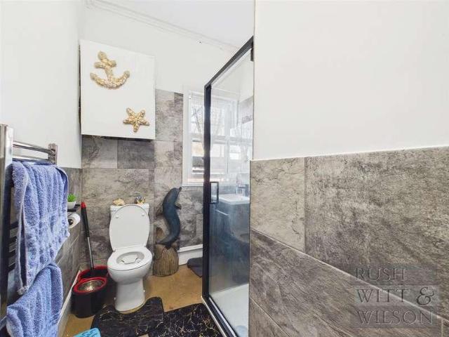 Flat for sale in Bohemia, Guestling Green