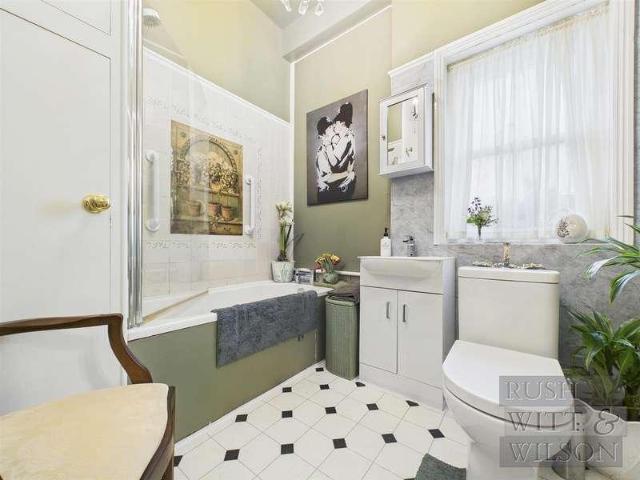 Flat for sale in Bohemia, Guestling Green