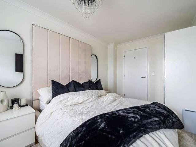 Flat for sale in Slough