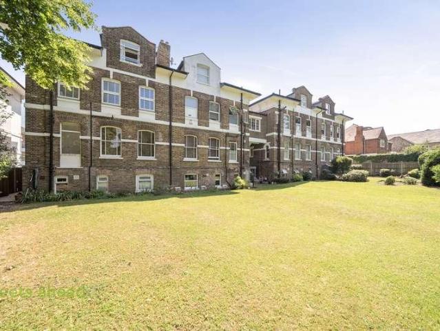 Flat for sale in London Borough of Croydon, Addiscombe