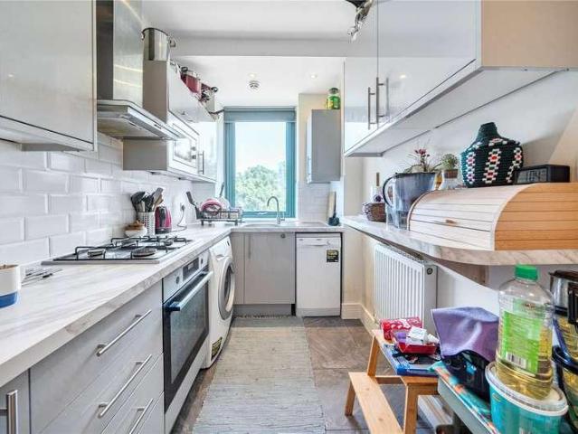 Flat for sale in London Borough of Ealing, Park Royal