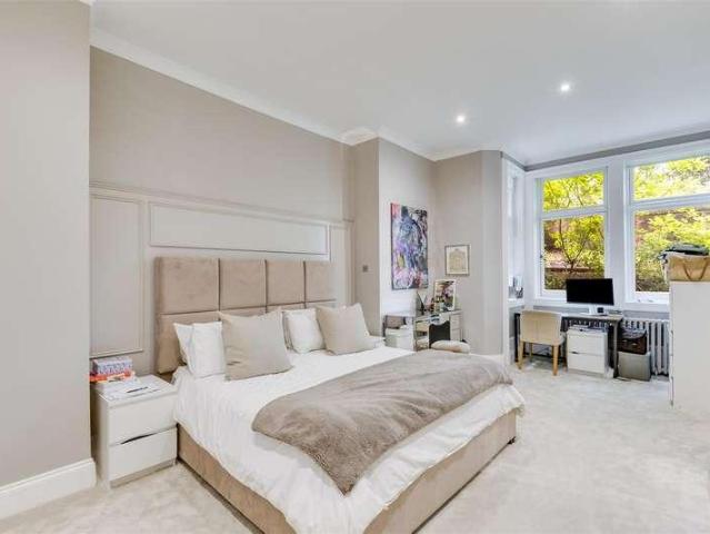 Flat for sale in Belsize Park, Greater London