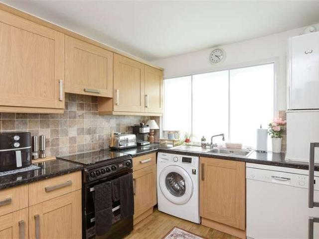 Flat for sale in Red Hill, Surrey