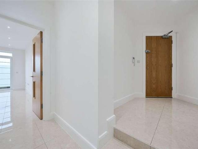 Flat for sale in Iver, Richings Park