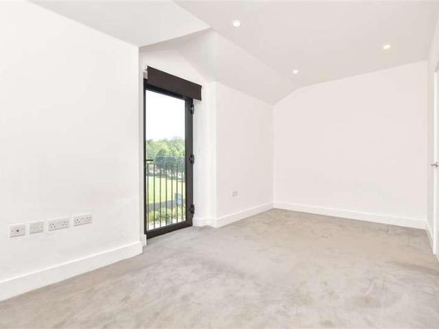 Flat for sale in Hillview, Surrey