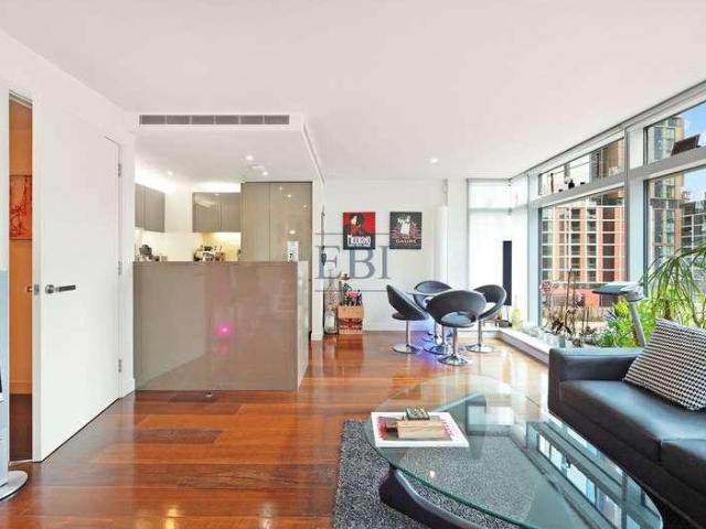 Flat for sale in Isle Of Dogs, Greater London