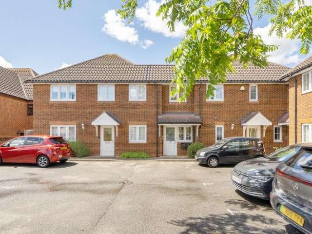 Flat for sale in Gidea Park, Greater London